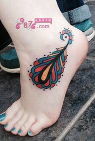 Foto di tatuaggio colorato alla caviglia con piume di pavone