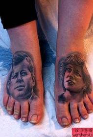 một bức chân dung của một hình xăm tổng thống Mỹ trên mu bàn chân