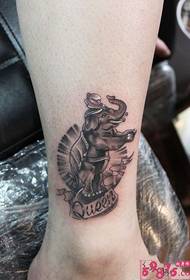 foto creativa del tatuaggio della caviglia del piccolo elefante del circo