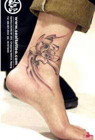 immagine del modello del tatuaggio del loto di modo del piede della ragazza