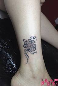 piccola immagine di tatuaggio alla caviglia fresca a quattro foglie di erba