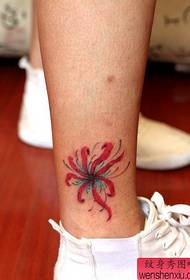 A barra de espectáculos de tatuaxes recomendou un patrón de tatuaxe de flores no nocello