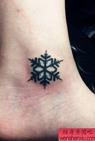 tattoo Qhia duab pom zoo kom tus poj niam pob luj taws snowflake tattoo ua haujlwm