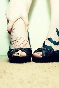 kaki gambar pola kelelawar indah tato kepribadian