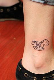 un modello del tatuaggio del cavallo alla caviglia del piede