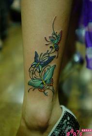 비행 나비 발목 문신 사진