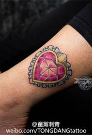 disegno del tatuaggio diamante amore caviglia color caviglia