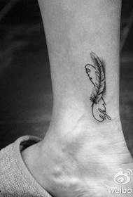 muundo wa tattoo ya manyoya ya ankle
