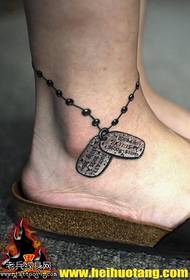 pēdas kakla dzelzs firmas nosaukuma tetovējums modelis