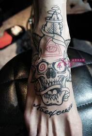 Immagine del tatuaggio sul collo del collo del teschio creativo