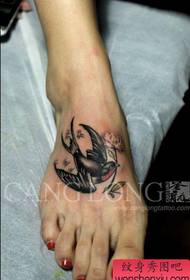 Cov ntxhais Tus Instep Nrov thiab Zoo Nkauj Swallow Tattoo Txawv