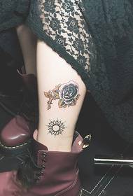 immagine del tatuaggio alla caviglia rosa fresca