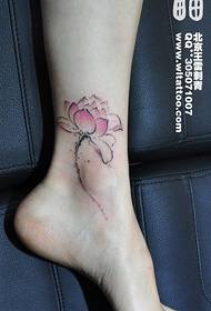女生脚踝处流行漂亮的水墨莲花纹身图案