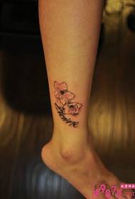 fresh foto e tatuazheve të këmbëve me lule bukuroshe të vogla