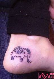 fotografia e tatuazhit të thembrës së lezetshme të elefantit