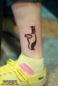 pequeño tatuaje de tótem de gato de pie fresco