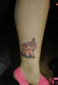 kulay-rosas na cute na elephant ankle tattoo na larawan