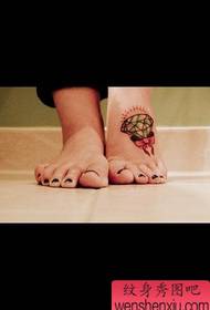 padrão de tatuagem de arco de diamante no peito do pé