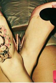 tatuaggio del gatto sul collo del piede