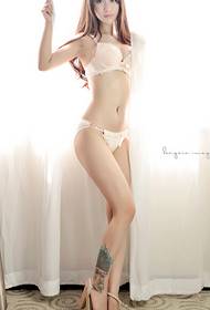 Magagandang sexy na nakakaakit na bikini beauty foot tattoo na larawan