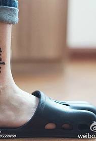 pergelangan kaki kata pola tato kecil segar