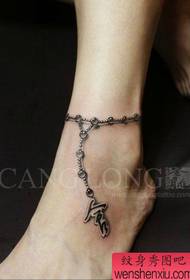 belle ragazze alla caviglia modello piccolo tatuaggio cavigliera