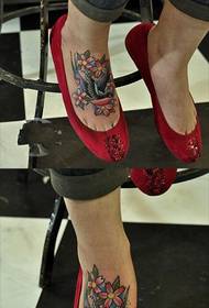 Fotografi me tatuazhe gënjeshtare me ngjyrosje swallow
