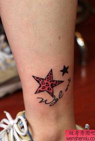 Gambar pertunjukkan tato merekomendasikan pola tato bintang lima titik leopard