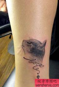 figura del tatuaggio Consiglia un lavoro di tatuaggio del gatto alla caviglia