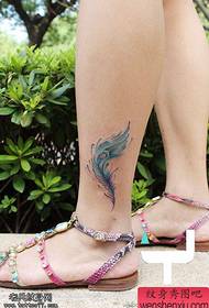 жінка на щиколотки кольором пір'я татуювання малюнок