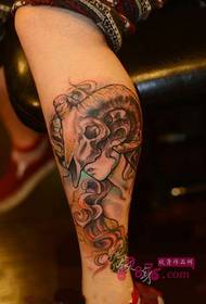 Foto tatuaggio fantasia polpaccio Ariete