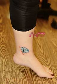 fotografia e tatuazhit të këmbës së diamantit të freskët nga diamanti