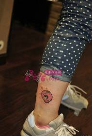 photo de tatouage cheville rose mini crâne