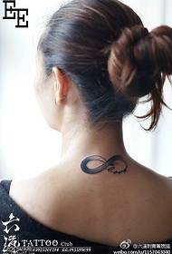 женски узорак тетоваже на прстену за врат