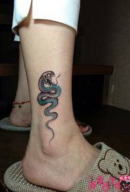 귀여운 작은 녹색 뱀 발목 문신 사진