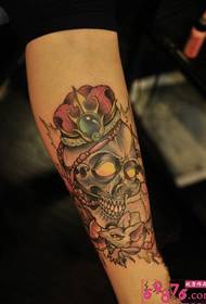 foto tatuaggio teschio corona caviglia