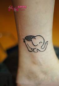 foto di tatuaggio alla caviglia elefante stile