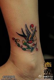 il tatuaggio a forma di rondine color footed funziona di tatuaggi