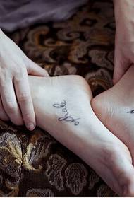 ragazzi piedi freschi inglese tattoo effect photo