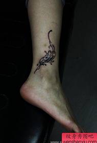 il piede di una donna un modello di tatuaggio floreale personalizzato