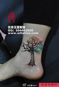 女孩腳踝美麗的小顏色樹紋身圖案