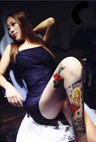 Modes skaista skaistuma klasiskās personības pēdu tetovējuma attēla attēls
