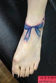 djevojka lijep i popularan uzorak tetovaže pramca u boji