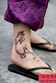 女孩子脚踝处精美的图腾龙纹身图案