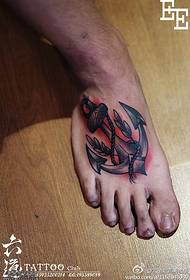 Modello del tatuaggio dell'ancora del marinaio del collo del piede sul collo del piede