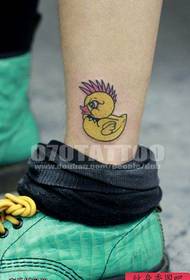 Fotfärg liten gul anka tatuering fungerar av tatueringar för att dela den