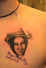 Zdjęcie pokazu tatuażu polecam wzór tatuażu z przodu portret na piersi