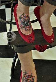 Vackra kvinnliga vänder populära vackra färger liten svälj tatuering mönster