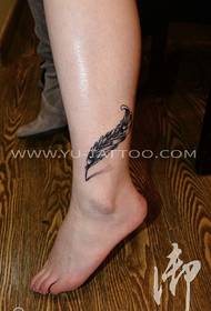 Imatge del tatuatge amb ploma de turmell