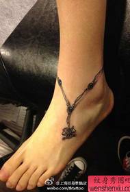 vajzë model tatuazhi i kyçit të këmbës